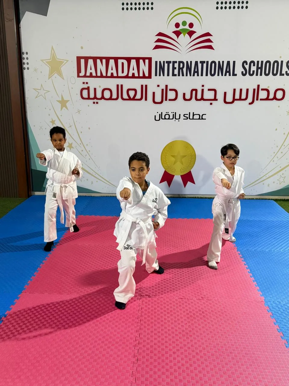 طلاب أكاديمية جنى دان يتدربون على الكاراتيه